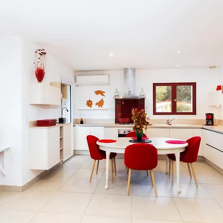 Sumptuous House Of 120m With Garden And Jacuzzi